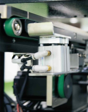 全自动在线式喷射点胶机2.png 全自动在线式喷射点胶机2.png